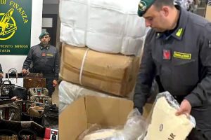 Catania, GdF sequestra oltre 11.000 capi contraffatti tra il centro storico e Misterbianco (VIDEO)