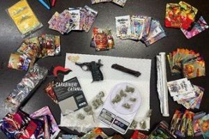 Paternò, in auto la droga e a casa una pistola con matricola abrasa: 28enne arrestato