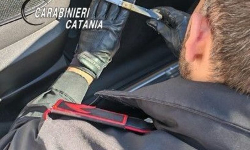 Bronte, ubriaco al volante con tasso alcolemico doppio: 34enne denunciato. Passeggero con coltello da 17 cm