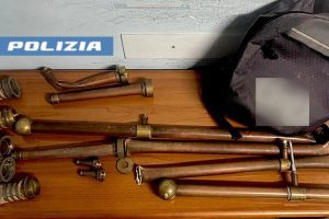 Catania, smantella corrimano in ottone in un palazzo storico di via Etnea: fermato 43enne