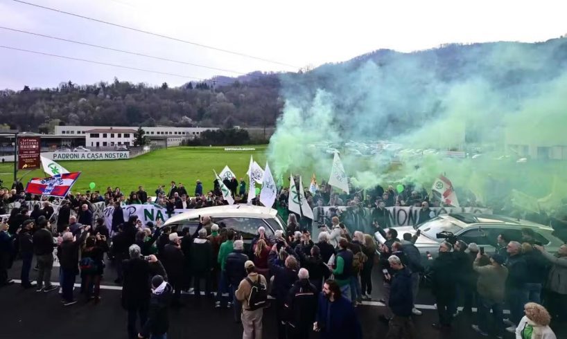 Addio a Bossi a Pontida: applausi, cori per la Padania e tensioni con Salvini