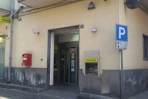 Adrano, rapina armata alle Poste di via Stazione: bandito solitario in fuga