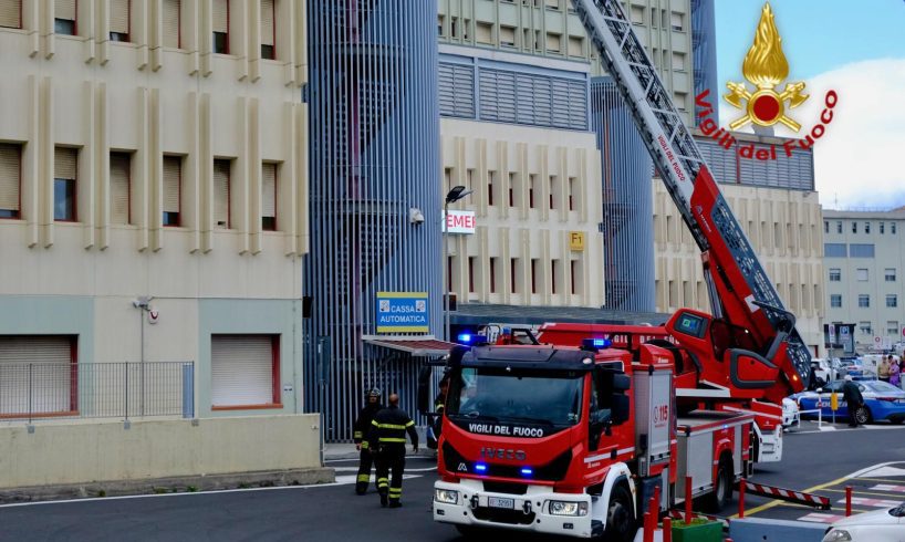 Catania, incendio al Cannizzaro: bonifica conclusa. Evacuati 14 pazienti, nessun coinvolto