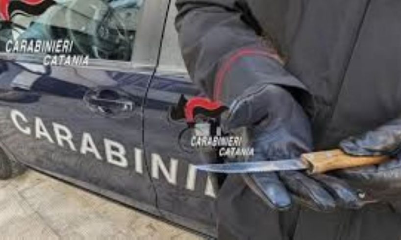 Paternò, passeggiava con un coltello da 15 centimetri nel marsupio: 20enne denunciato