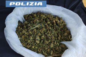 Adrano, droga nel garage di casa: 37enne arrestato dalla Polizia di Stato