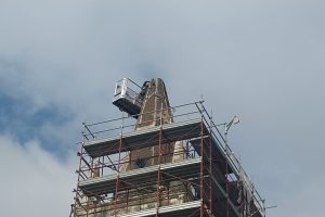 Ragalna, rimossa la cuspide del campanile danneggiata dal sisma: dopo i lavori riaprirà piazza Cisterna