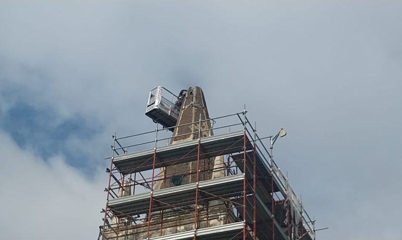 Ragalna, rimossa la cuspide del campanile danneggiata dal sisma: dopo i lavori riaprirà piazza Cisterna