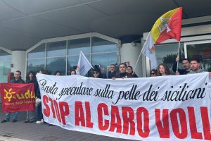 Sit-in a Catania contro il caro voli: "Rientrare a Pasqua per i siciliani è un lusso da 500 euro"