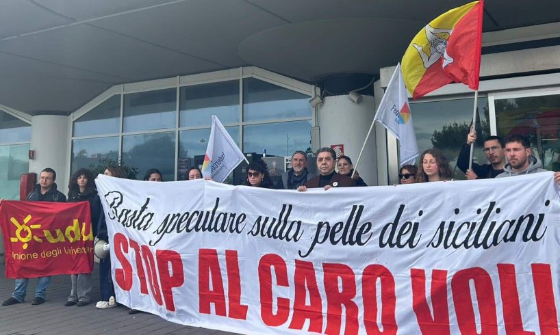 Sit-in a Catania contro il caro voli: "Rientrare a Pasqua per i siciliani è un lusso da 500 euro"