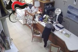Mascalucia, finge di comprare un bracciale ma ne ruba tre: 43enne catanese incastrata dal video