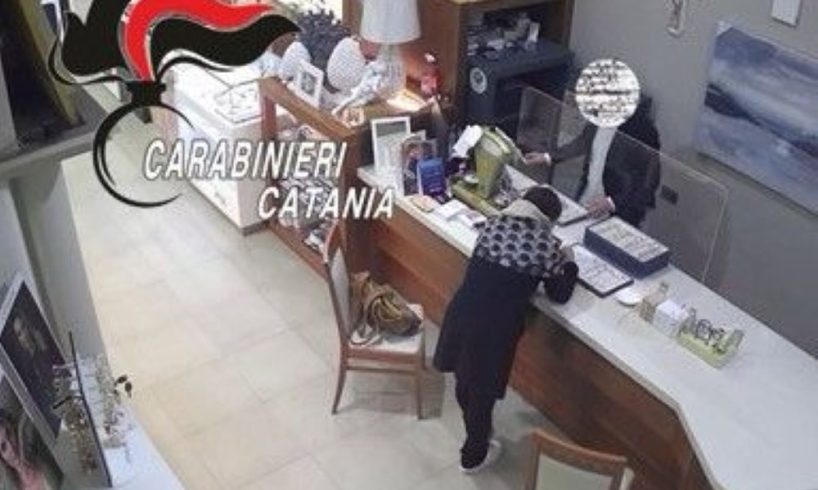 Mascalucia, finge di comprare un bracciale ma ne ruba tre: 43enne catanese incastrata dal video