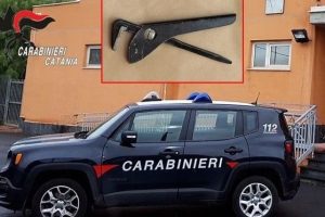 Adrano, lite per la viabilità degenera in aggressione: 20enne colpisce automobilista con una pinza. Denunciato