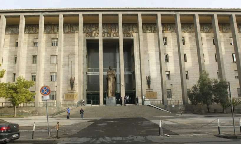 Catania, tensione davanti al Tribunale di Catania: uomo si cosparge di benzina, fermato dagli agenti
