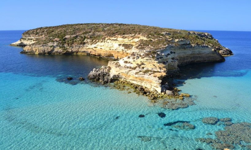 Lampedusa, la spiaggia dei Conigli diventa un francobollo: la Sicilia nel patrimonio naturale d’Italia