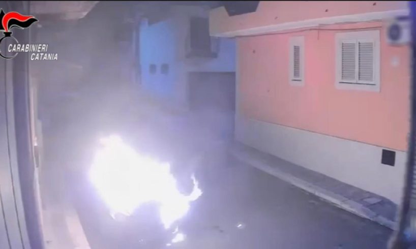Palagonia, bomba Molotov contro l'auto del rivale in amore: arrestati due giovani. La Procura: 'Movente passionale' (VIDEO)