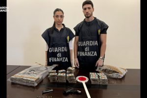 Palagonia, doppio colpo delle Fiamme Gialle: 10 kg di hashish e una pistola semiautomatica, tre arresti