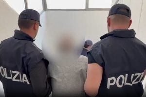 Catania, ex dirigente Polizia Penitenziaria latitante arrestato a Librino: dovrà scontare 10 anni per mafia e corruzione (VIDEO)