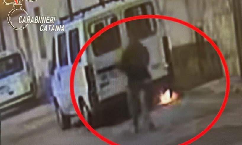 Randazzo, dà fuoco a un furgone perché «disturbato» dalla sua presenza: 53enne denunciato (VIDEO)