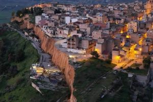 Frana di Niscemi, sedici anni di opere mai fatte e soldi mai spesi: il primo filone dell’inchiesta della Procura di Gela
