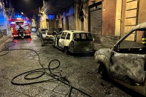 S. M. di Licodia, notte di paura: rogo divora quattro auto. Danni a facciate e cavi elettrici