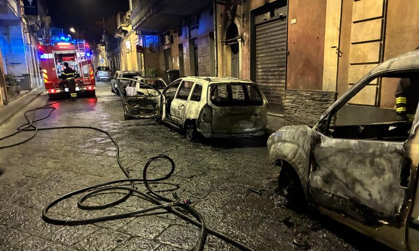 S. M. di Licodia, notte di paura: rogo divora quattro auto. Danni a facciate e cavi elettrici