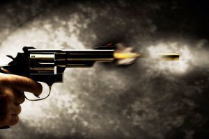 Catania, tredici colpi di pistola contro un’abitazione nella notte: nel mirino una pensionata e suo figlio incensurati