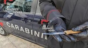 Catania, serramanico da 19 cm nel portaoggetti auto: denunciato 57enne a San Giovanni Galermo