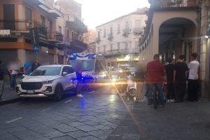 Biancavilla, rissa nel centro storico: straniero ferito gravemente. Caccia agli aggressori
