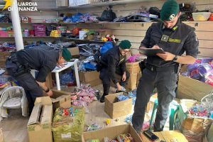 Misterbianco, sequestrati 62mila prodotti falsi: nel deposito griffe di lusso e giocattoli contraffatti