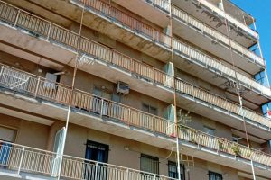 Tragedia a Catanzaro: si getta dal balcone con i tre figli, muore lei e due bambini. Gravissima la terza di 6 anni