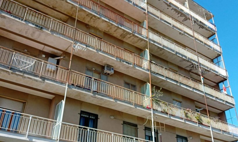 Tragedia a Catanzaro: si getta dal balcone con i tre figli, muore lei e due bambini. Gravissima la terza di 6 anni