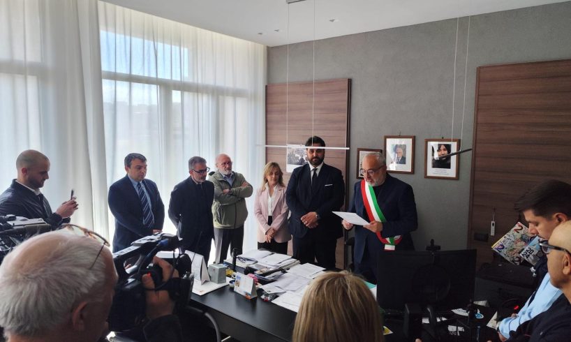Adrano, giura il nuovo assessore Cancelliere: in Consiglio comunale gli subentra Pino Lo Re