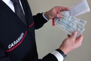 Biancavilla, si ripresenta dalla stessa vittima con assegni rubati: arrestato 49enne di Ramacca