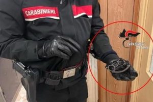 Paternò, nascondeva un tirapugni con speroni nel bauletto della moto: 19enne denunciato