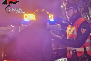 Valverde, ubriaco perde il controllo e si schianta contro tre auto: denunciato 30enne