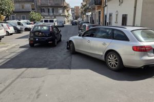 Paternò, scontro tra due auto in via Pietro Lupo: due feriti ma non gravi