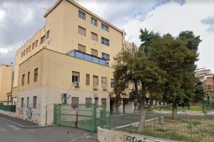 Incendio all’ex ospedale Santo Bambino di Catania: fiamme al piano terra dell’edificio dismesso