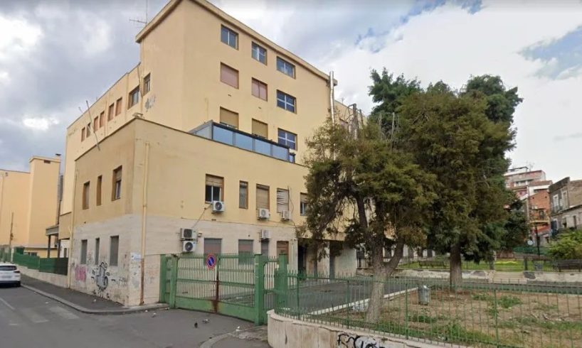Incendio all’ex ospedale Santo Bambino di Catania: fiamme al piano terra dell’edificio dismesso