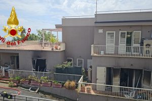 San Gregorio di Catania, incendio in un edificio: intervento dei Vigili del Fuoco