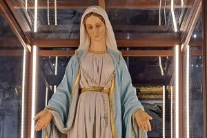 A Belpasso la statua della Vergine della Medaglia Miracolosa in pellegrinaggio: “Giorni di grazia e speranza”