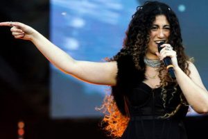 Al Concertone del Primo Maggio la cantante paternese Delia scatena la polemica: cambia “partigiano” in “essere umano” in “Bella Ciao”