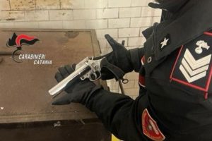 Belpasso, pistola lanciarazzi senza autorizzazione nel garage: 56enne nei guai dopo un controllo