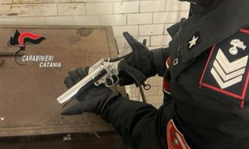 Belpasso, pistola lanciarazzi senza autorizzazione nel garage: 56enne nei guai dopo un controllo