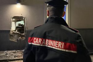 Aci Castello, a Ficarazzi ladri tentano di far saltare il bancomat con l’esplosivo