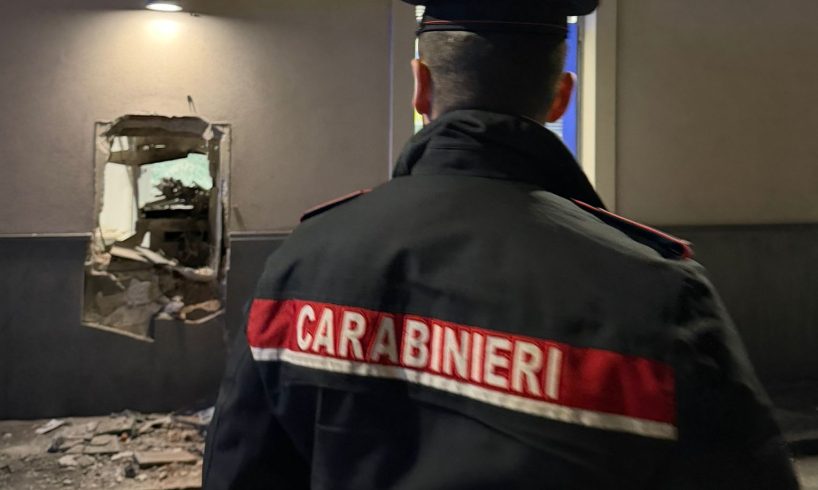 Aci Castello, a Ficarazzi ladri tentano di far saltare il bancomat con l’esplosivo