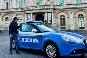 Catania, 27enne marocchino accoltellato con sette fendenti: trovato in piazza Currò