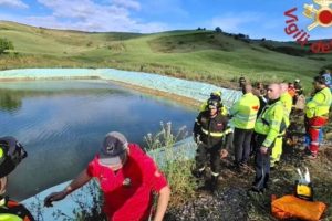 Tragedia a Calascibetta: cade in un laghetto artificiale, muore 65enne