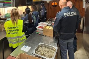 Catania, ristorante e bar sanzionati per oltre 40mila euro: 5 lavoratori in nero e alimenti senza origine