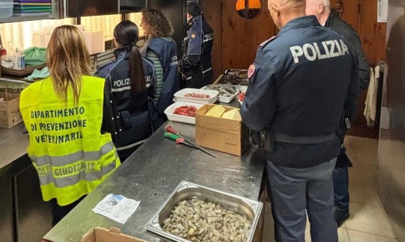 Catania, ristorante e bar sanzionati per oltre 40mila euro: 5 lavoratori in nero e alimenti senza origine