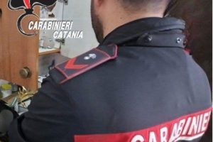 S. M. di Licodia, spacciatore ai domiciliari aveva una scorta di cocaina e 6mila euro nel camino: 34enne in carcere